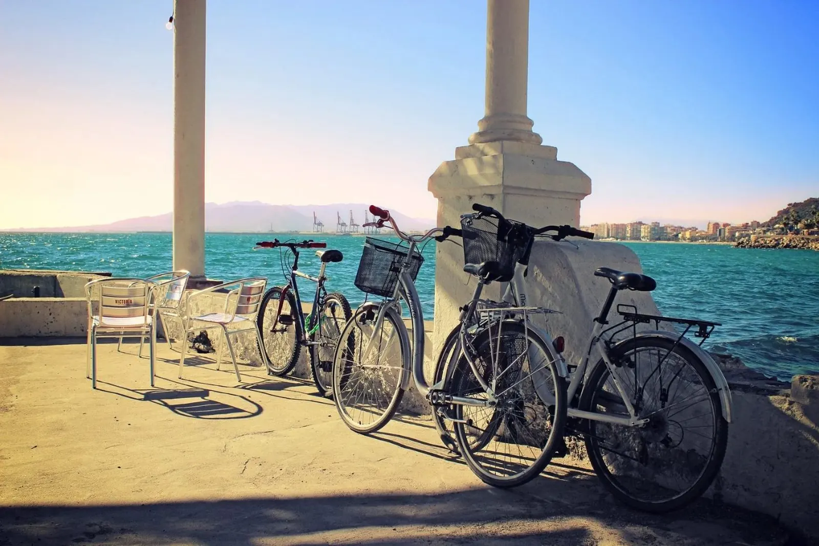Bicicletas en el paseo marítimo de Málaga, con el puerto y la ciudad al fondo